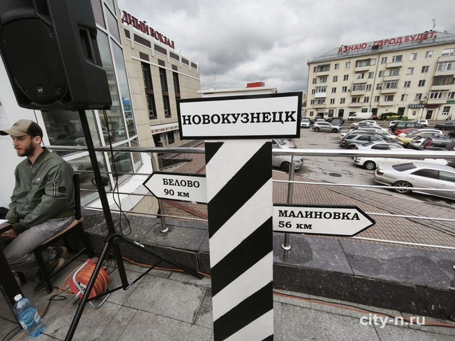 У вокзала Новокузнецка горожан угостили кашей и устроили концерт | Источник: www.city-n.ru