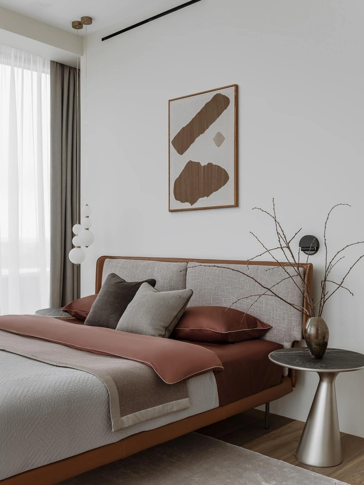 Кровать, Ditre. Прикроватные столики, Cattelan Italia. Постельное белье, Claire Batiste Atelier. Ковер, Kover.ru. Декоративные подушки, Enere. Панно, Анастасия Дурбажевская. Декор, Izzi decor. | Источник: Ольга Шангина-Лестерен. Стиль: Яна Яхина