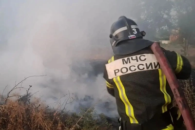 Огнеборцы Калмыкии тушили сухую траву в Городовиковске