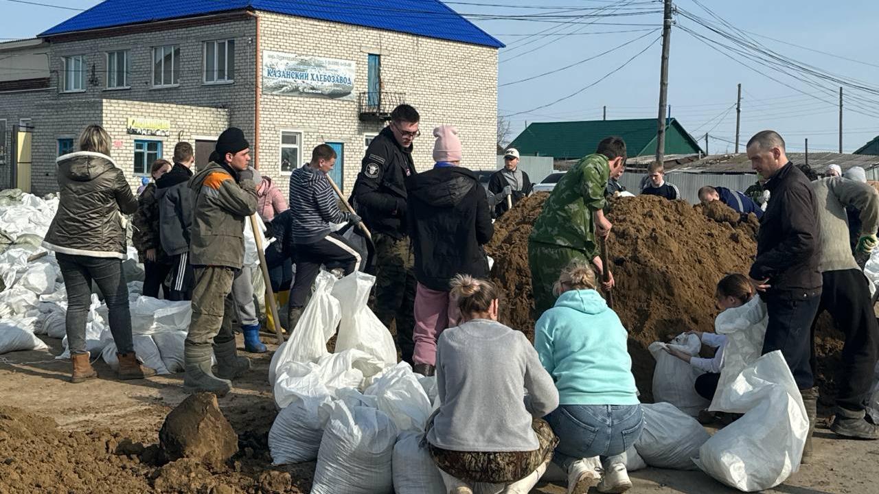 Жители тюменского села строят огромную дамбу в селе Казанском, паводок в  Тюменской области - 18 апреля 2024 - 72.ру