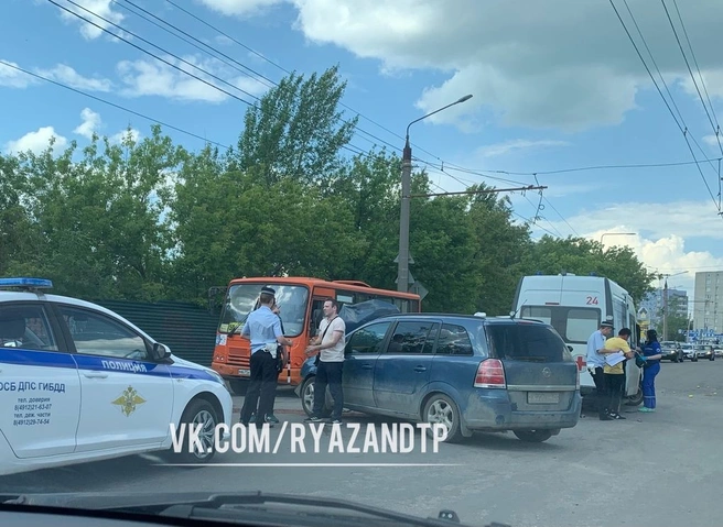 На проезде Шабулина столкнулись «Газель» и Opel | ya62.ru