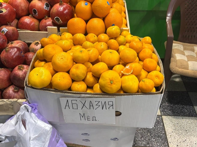 На Центральном рынке Ростова активно расхваливают свежую партию мандаринов | Источник: Полина Сайгина / 161.RU
