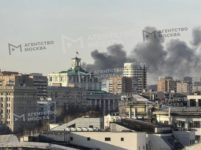 Черный столб дыма поднимается в небо | Источник: Агентство «Москва» / T.me