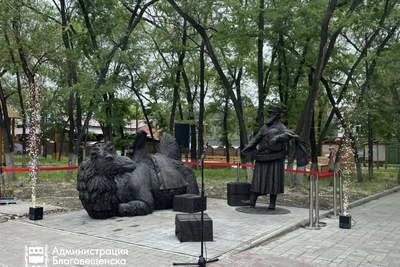 В День города в Благовещенске открыли скульптуру купца с верблюдом