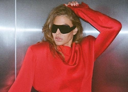 Stella McCartney запускает «шопинг-шоу» с Евой Мендес