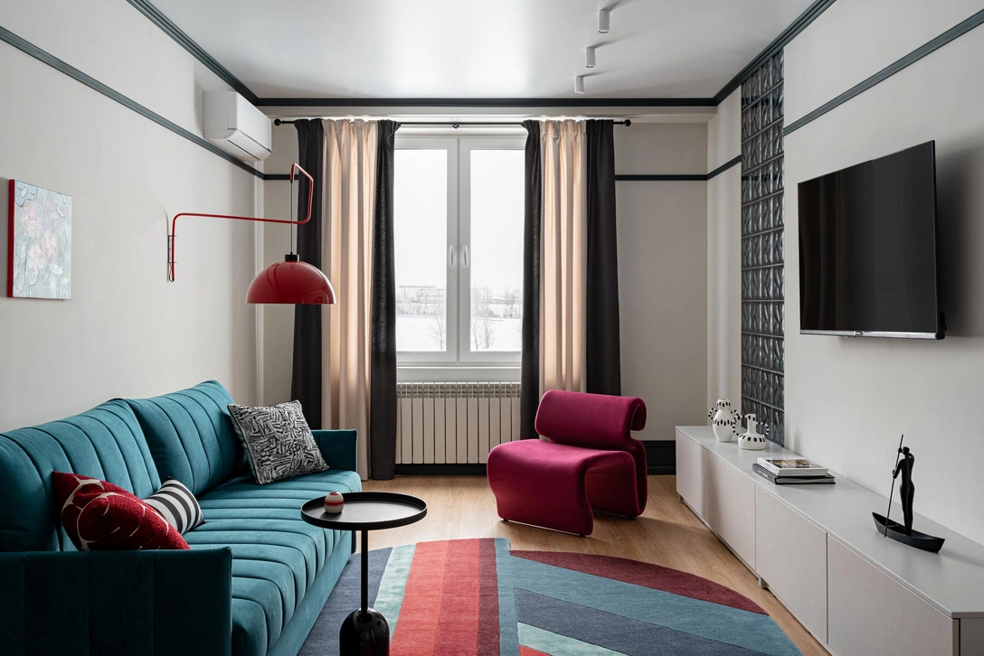 Ковер, Ted Baker, Art de Vivre. Диван, Divan.ru. Кресло и столик, Alt Home. Бра, Elio. Вазы Irving, Liang& Eimil. Молдинги, Decor Dizayn. Краска, Tikkurila. | Источник: Александр Бурнатов. Стиль: Наталия Милорадова