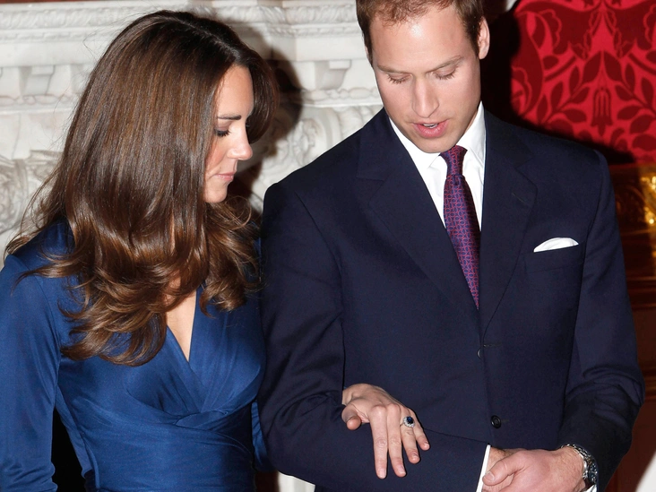 Кейт Миддлтон и принц Уильям во время фотосессии, приуроченной к их помолвке, Сент-Джеймсский дворец, 16 ноября 2010