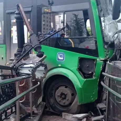 Водитель автобуса потерял сознание и задавил людей у храма в Екатеринбурге: погибли четверо, среди них ребенок