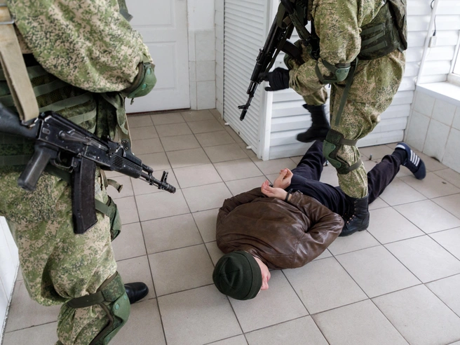 Подозреваемый задержан, его допрашивают следователи | Источник: Алексей Волхонский / V1.RU