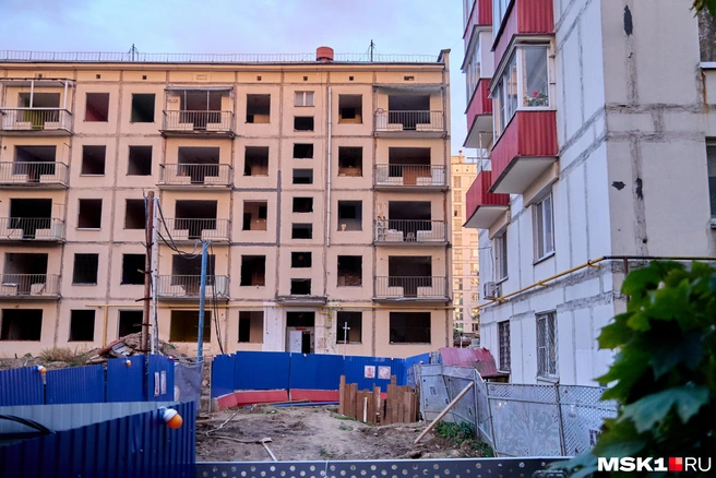 Расселенная пятиэтажка в близости к девятиэтажному дому на Сиреневом бульваре, которую власти отказываются включать в программу реновации  | Источник: Дмитрий Толстошеев / MSK1.RU