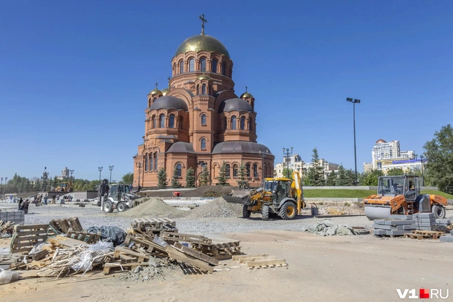 Сначала площадь Павших Борцов должны были сдать до 1 августа. Новая дата&nbsp;— 1 сентября | Источник: Константин Завриков / V1.RU