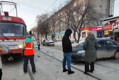 Водитель на 8 Марта остановил движение трамваев в Екатеринбурге