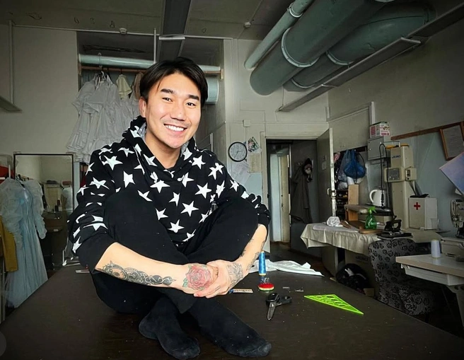 Теперь Юрий шьет костюмы для больших спектаклей | Источник: urlookin / Instagram (экстремистская организация, деятельность запрещена в РФ)