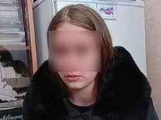 «Закончит жизнь в тюрьме»: соседи описали 14-летнюю девочку и ее парня, зарезавших семью под Омском