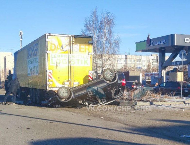 В Челябинске «Лада» столкнулась с «Ниссаном» и перевернулась на крышу 