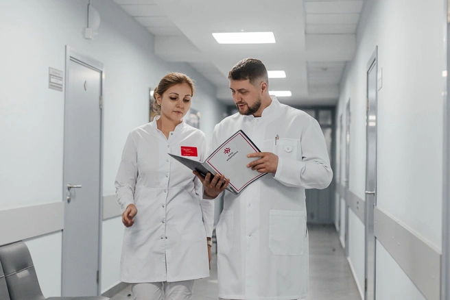 Доктора работают в команде, чтобы спасти пациенту конечности | Источник: Ксения Зимина