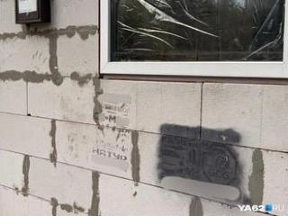 Рекламу можно встретить и на стенах магазинов | Источник: Дарья Ходосевич / YA62.RU