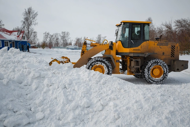 Власти сообщили, что работы по расчистке снега ведутся с ночи | 142.ru