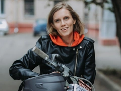 Мельникова на байке, а Леонов сильно постарел: кадры 2 сезона новых «Папиных дочек»