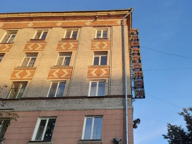 В городе можно увидеть причудливые вывески из советских времен | Источник: Анастасия Харламова / NGS70.RU