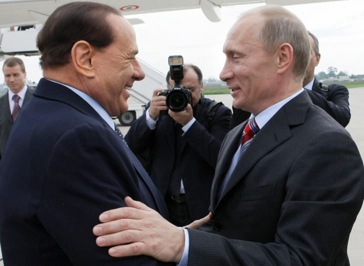Традиционное приветствие Сильвио Берлускони изобразил на пододеяльнике