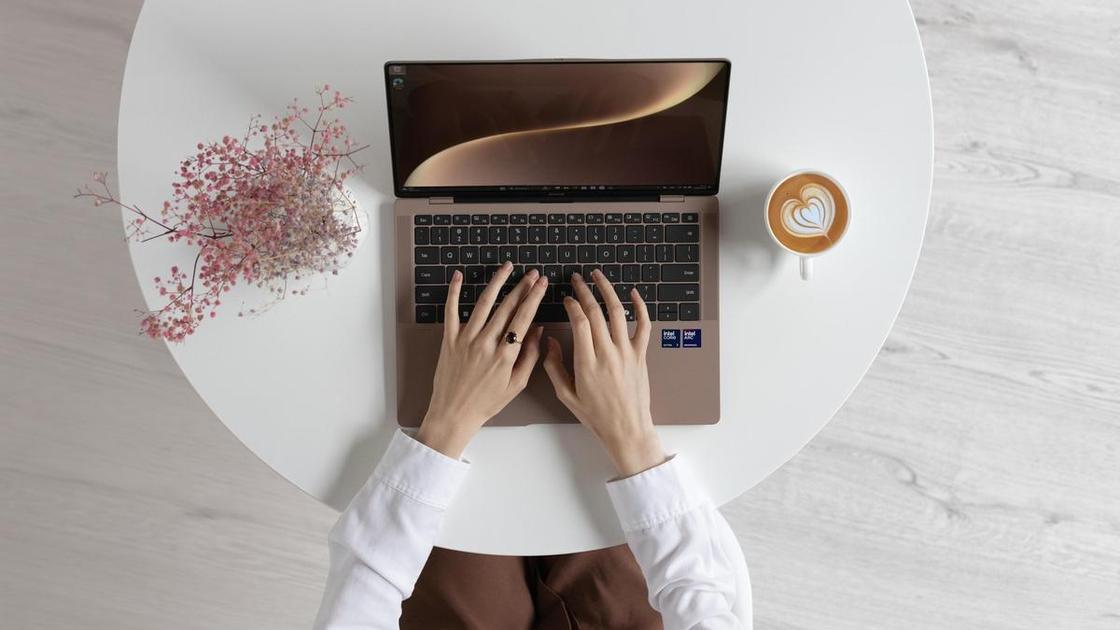 Редактор Woman.ru устал таскать тяжести и выбрал быть счастливым: обзор облегченного ноутбука HONOR MagicBook Art 14