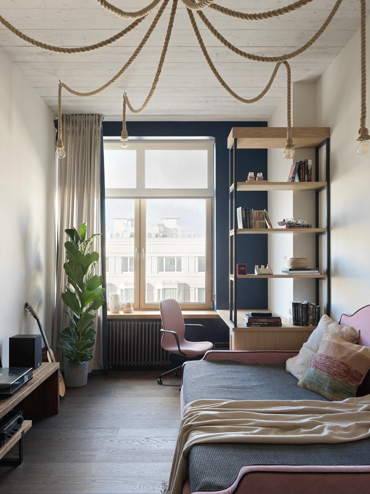 Люстра, Handle studio. Стеллаж, Derevoteka. Кровать, Fluffi Puffi. Тумба, Teak House. Шторы, салон Felicita. | Источник: Сергей Красюк