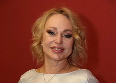 50-летняя Довлатова о любви к пластическим операциям: «Не хочу превращаться в сморщенное яблочко»