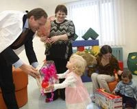 Губернатор поздравил мам маленьких пациентов | ngs24.ru