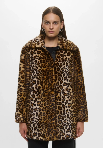 Главная покупка сезона: леопардовое пальто, которое носят самые модные девушки