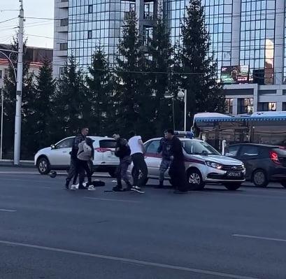 «Бросались на окружающих» — уфимцы напали на росгвардейцев посреди дороги — что известно
