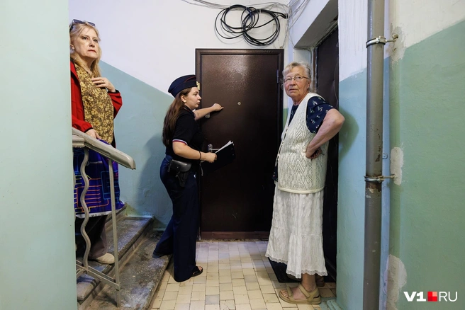 Участковый убеждает соседей, что ничего противоправного в содержании кошек в квартире нет | Источник: Алексей Волхонский / V1.RU