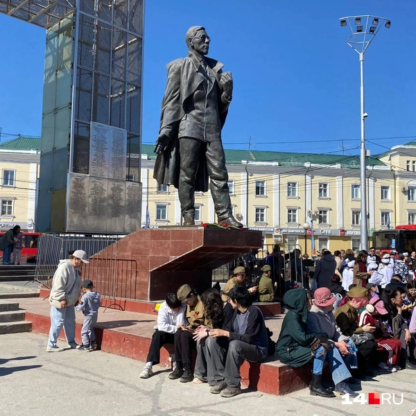 Памятники Платону Ойунскому горожане облюбовали давно | Источник: Надежда Ефимова / 14.RU