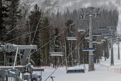 Mother and child forced to walk down ski slope after lift failure