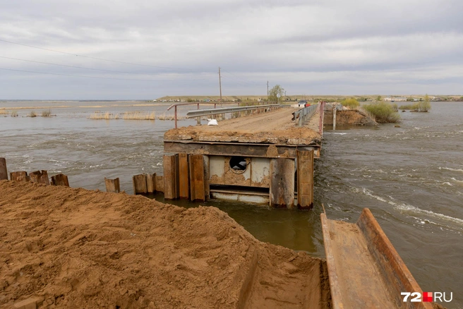 Мост не выдержал потока воды. Если бы он был цел, переправа через реку не понадобилась бы  | Источник: Ирина Шарова 