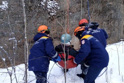 Спасатели вывели травмированную туристку со Столбов