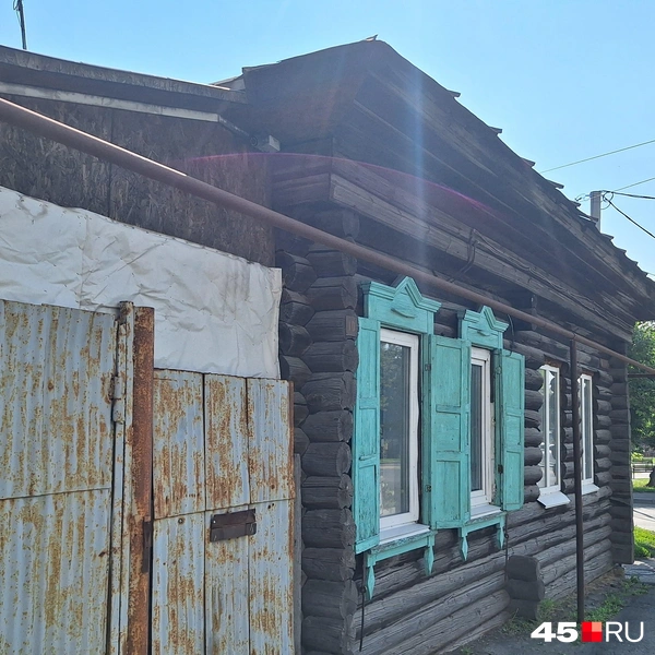 Один из бревенчатых домов по ул. Войкова | Источник: Александр Лисихин / 45.RU