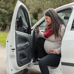 На роды с сиреной: инспекторы ГИБДД помогли беременной вовремя добраться до роддома