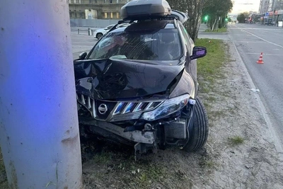 Пьяный водитель Nissan врезался в столб в Мурманске — пострадали двое