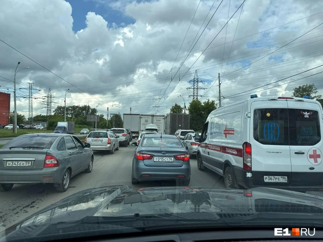 Автомобилисты пожаловались на огромную потерю времени в пробках | Источник: читатель E1.RU