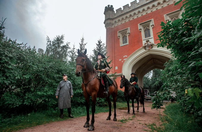 Кадр из сериала и вид на комплекс Императорских (Готических) конюшен в Петергофе | Источник: kinopoisk.ru