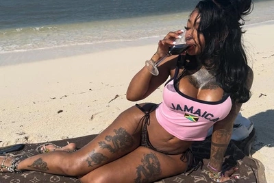 Summer Walker: пляжная красотка в бикини Fendi