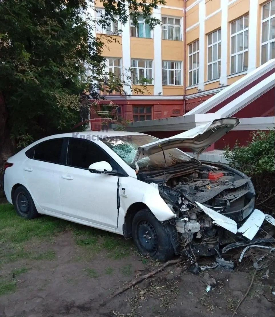 К ликвидации последствий аварии пришлось привлекать спасателей | Источник: ЧП Красноярск / Telegram