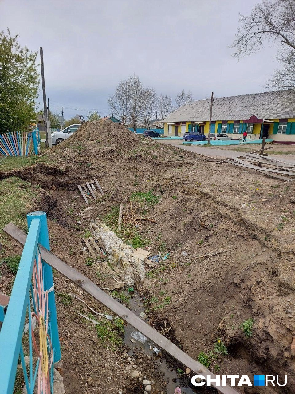 Яма разрыта давно, в ней успела вырасти трава | Источник: очевидец