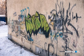 Молодежь упражняется в уличном искусстве | Источник: Максим Серков / NGS42.RU