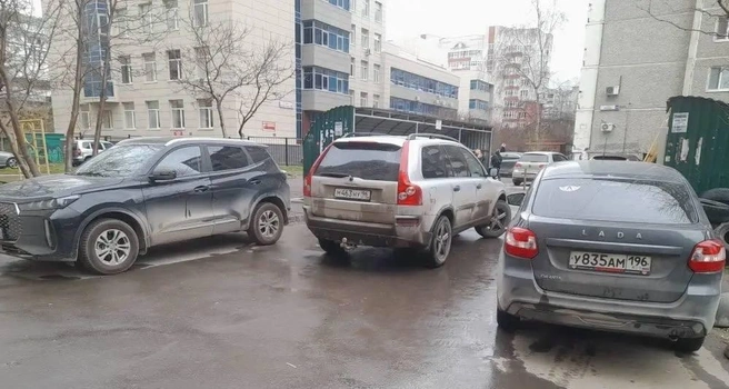 Водители запарковали проезд к контейнерной площадке | Источник: «Спецавтобаза»