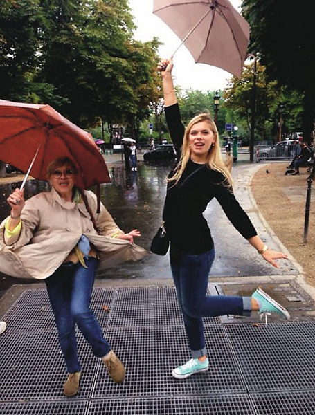 Алиса Фрейндлих и ее внучка Анна отметили в Париже День взятия Бастилии