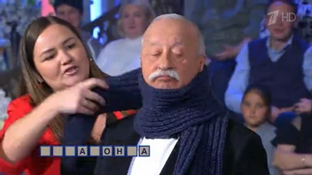 Олеся надела шарф ручной работы на Леонида Якубовича | Источник: 1tv.ru