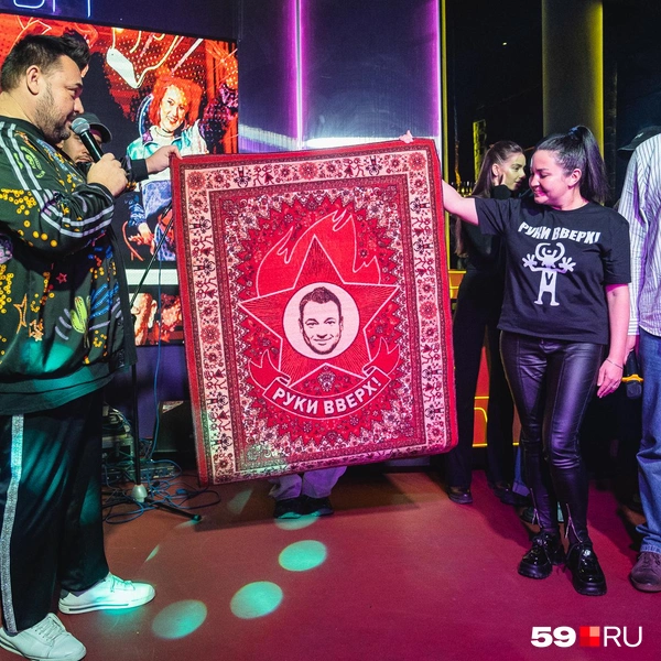 Победительница розыгрыша ковра | Источник: Тимофей Калмаков / 59.RU