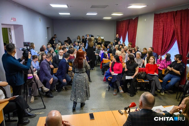 Всех участников встречи вместил небольшой кабинет  | Источник: Олег Фёдоров / CHITA.RU